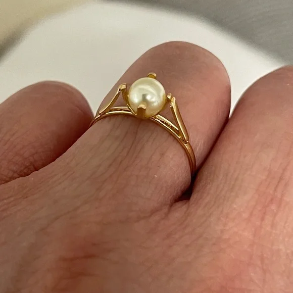 18k Gold Filled Pearl Dainty Ring - Picture 5 of 7